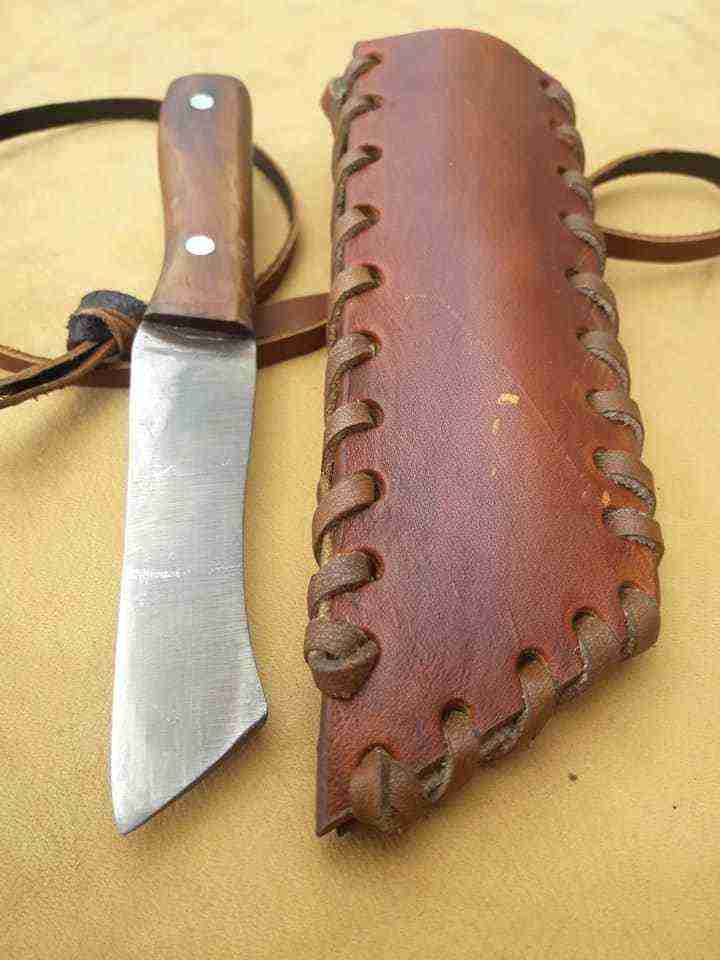 Nož i kožna futrola sa pantljikom