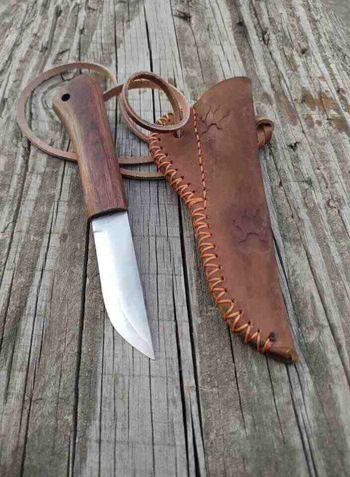 Nož i futrola sa pantljikom na stolu