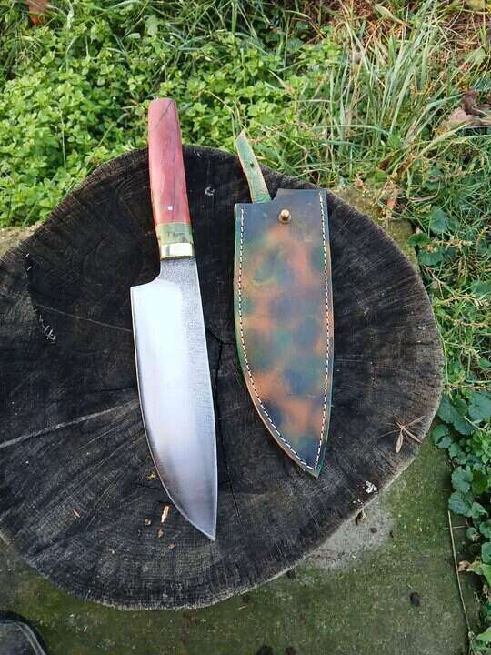 Kuvarski nož i kožna futrola na panju