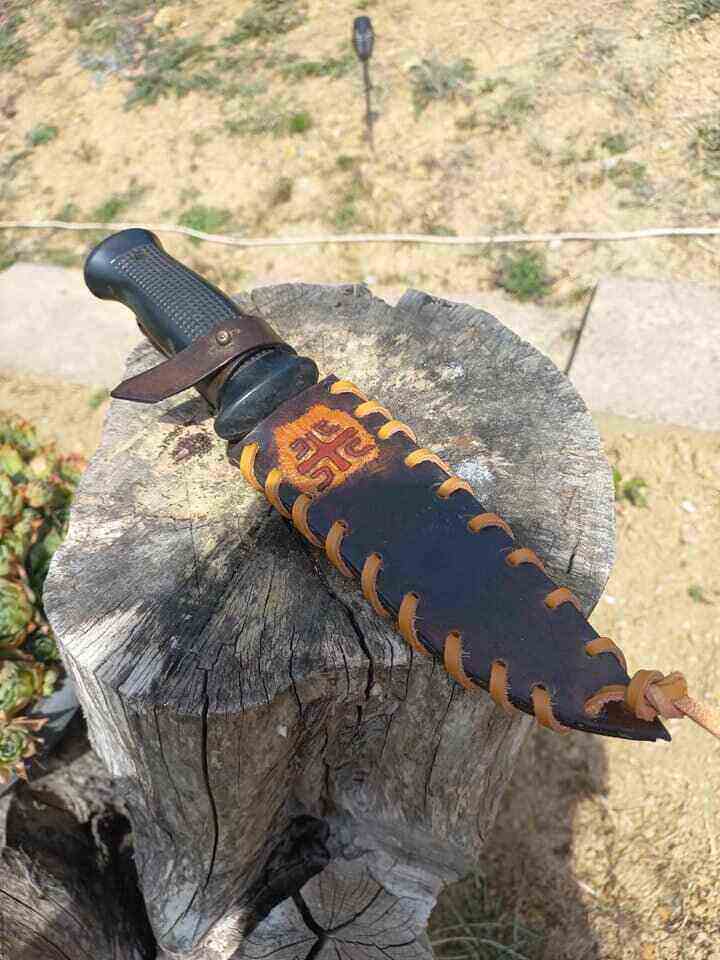 Kožna gravirana futrola sa nožem na panju