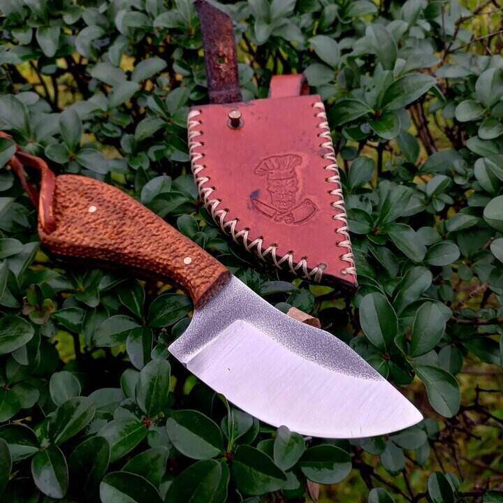 Nož derač i kožna futrola sa kopčom