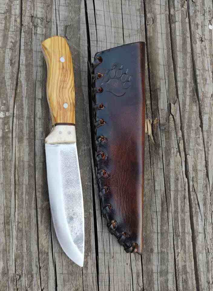 Nož i ukrašena kožna futrola