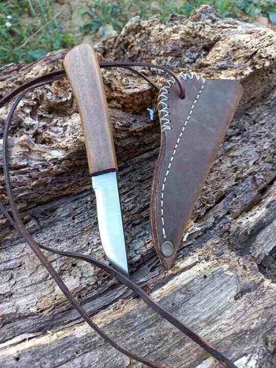 Mali nož i kožna futrola sa pantljikom