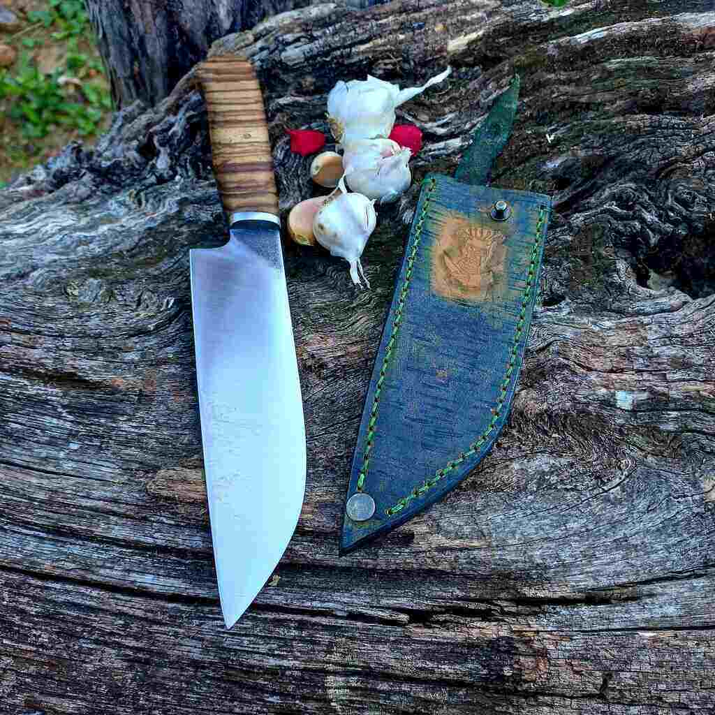 Kuhinjski nož,futrola i beli luk na panju