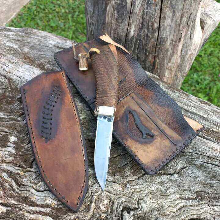 Novčanik i nož sa futrolom na drvetu