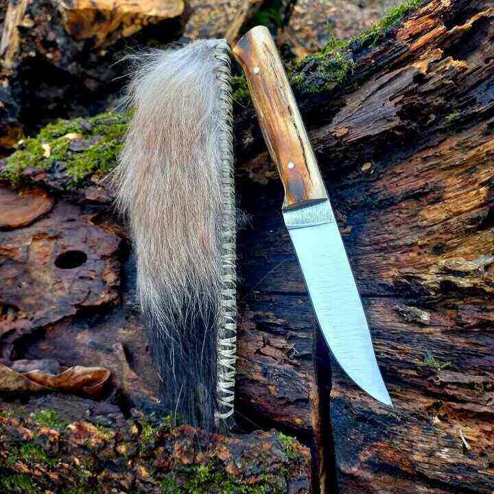 Lovački nož i futrola ukrašena krznom