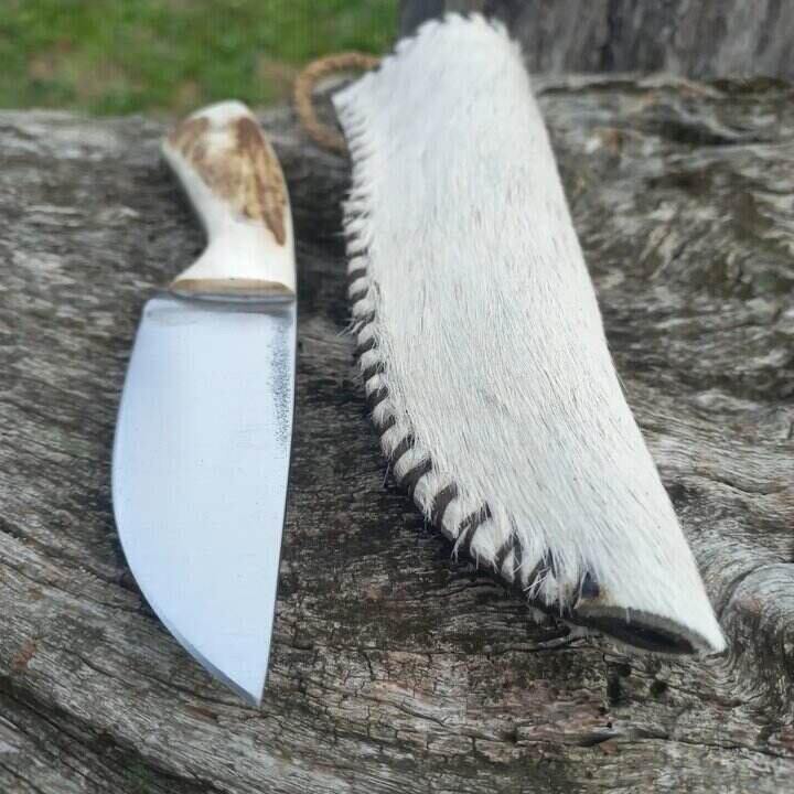 Nož i bela krznena futrola