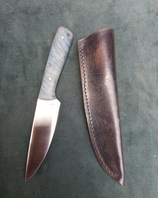 Mali nož sa sivom drškom i ručno šivena futrola