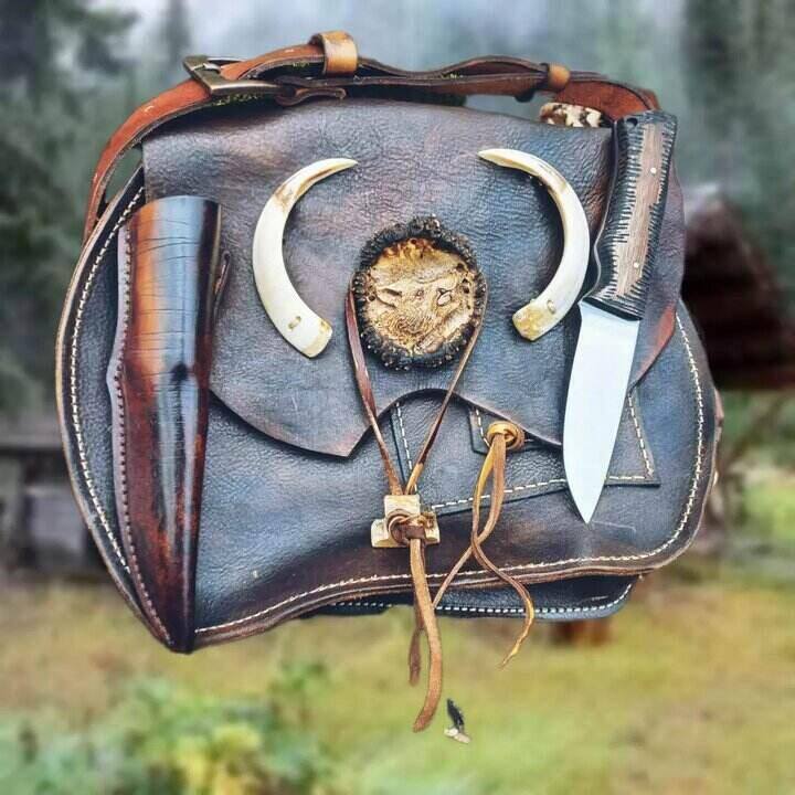 Ukrašena lovačka kožna torba i nož sa futrolom