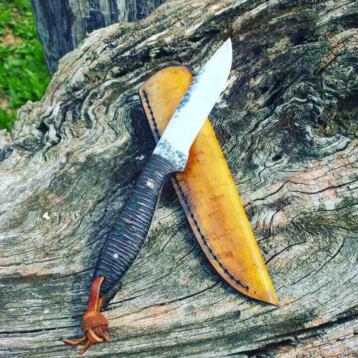 Lovački nož sa pantljikom i žuta futrola