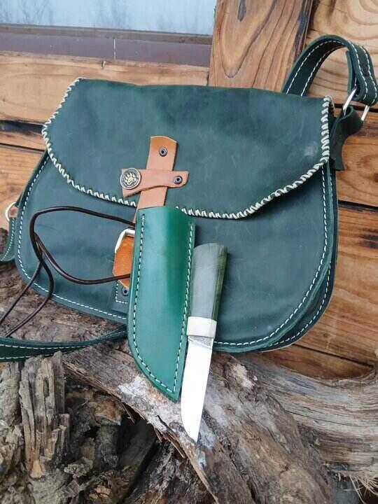 Zelena kožna torba i nož sa futrolom