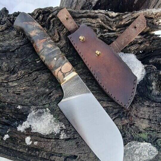 Nož i kožna futrola sa dve kopče na panju