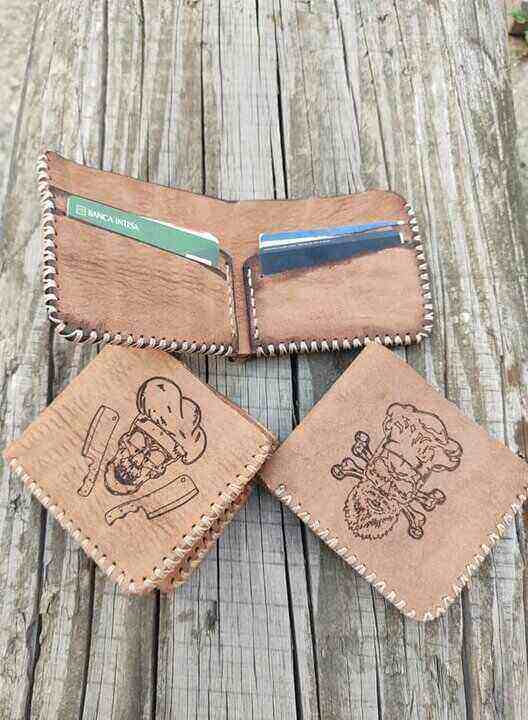 Tri kožne futrole za dokumenta na stolu