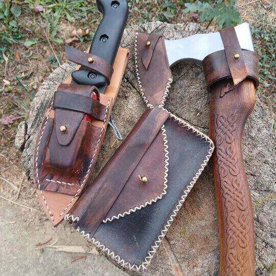 Sekira,nož i kožni novčanik na panju