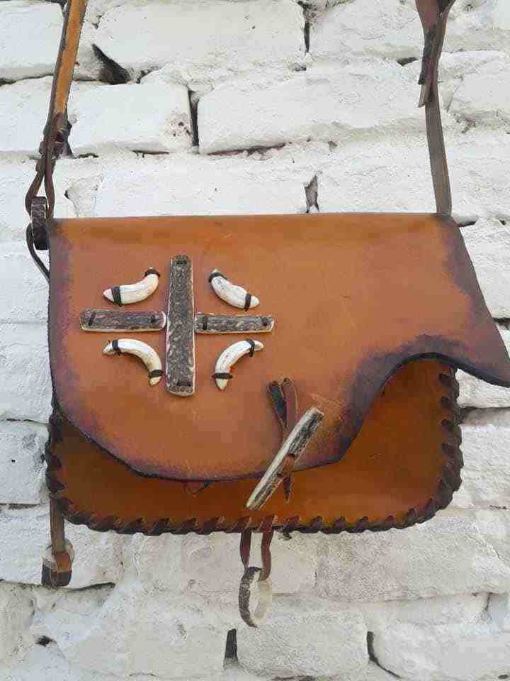 Braon ukrašena kožna torba sa kaišem