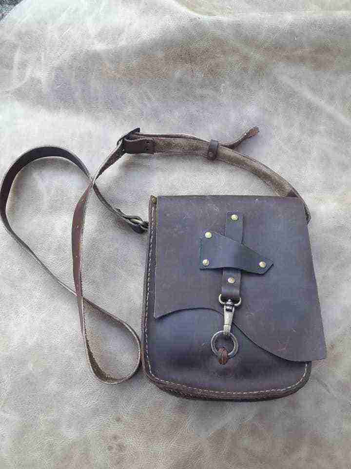 Braon kožna tašna sa kaišem